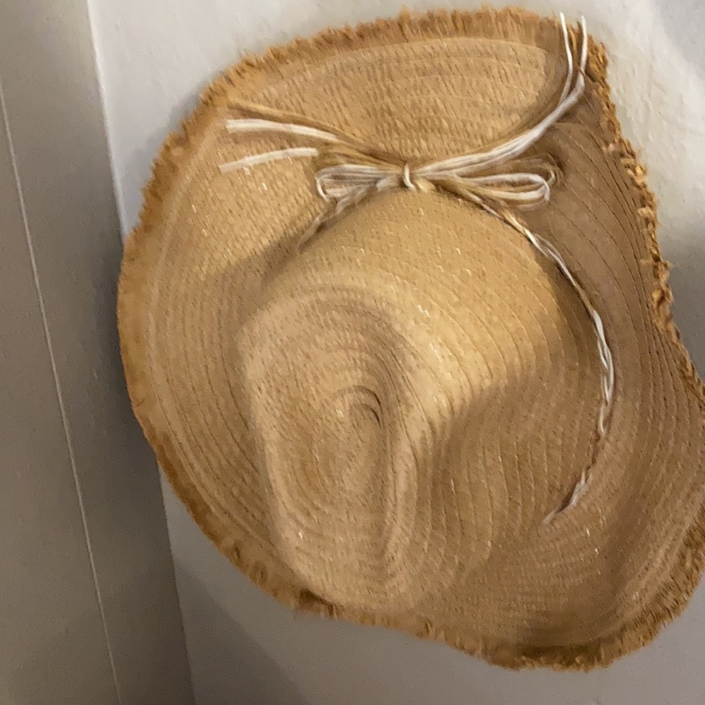 Two straw hats - Picture 3 of 4